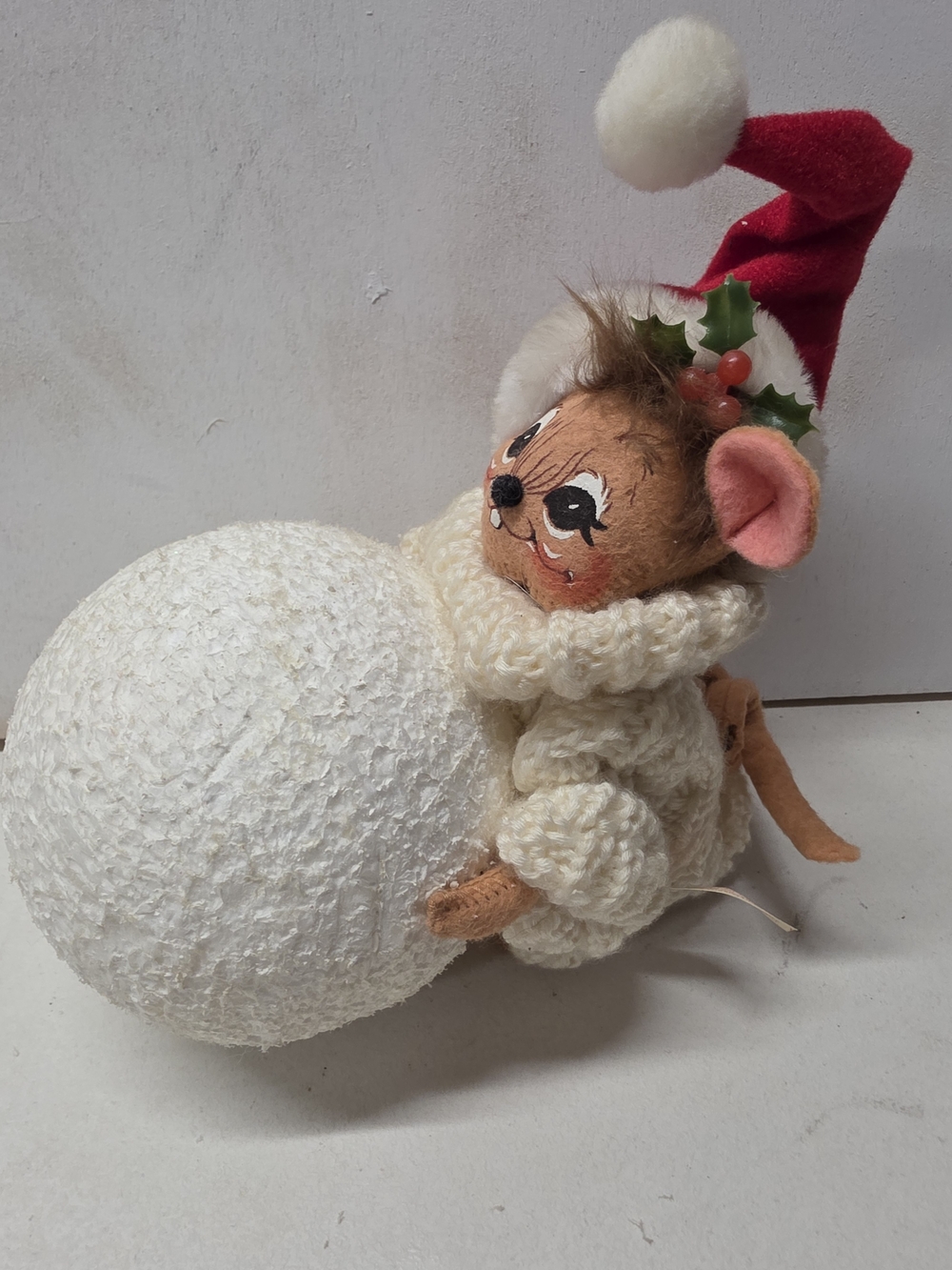 Annalee 2004 Christmas Mouse Snowball Santa Hat Holiday Doll Figurine 8"